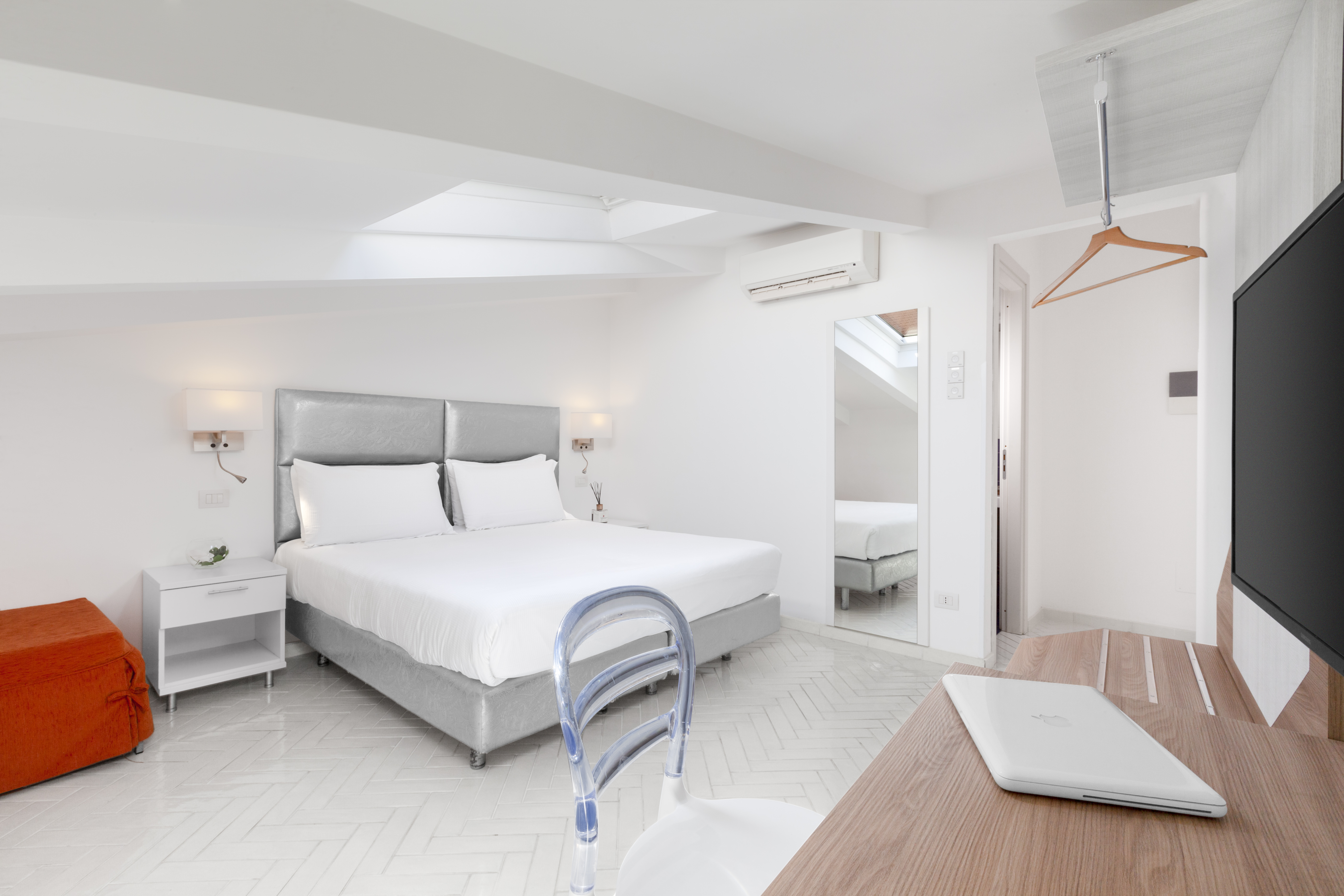 Room, Attic، Palazzo Tasso 4/6