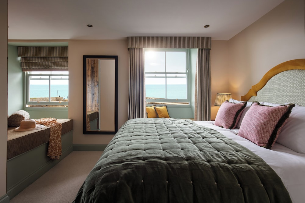 Pier House 13/50