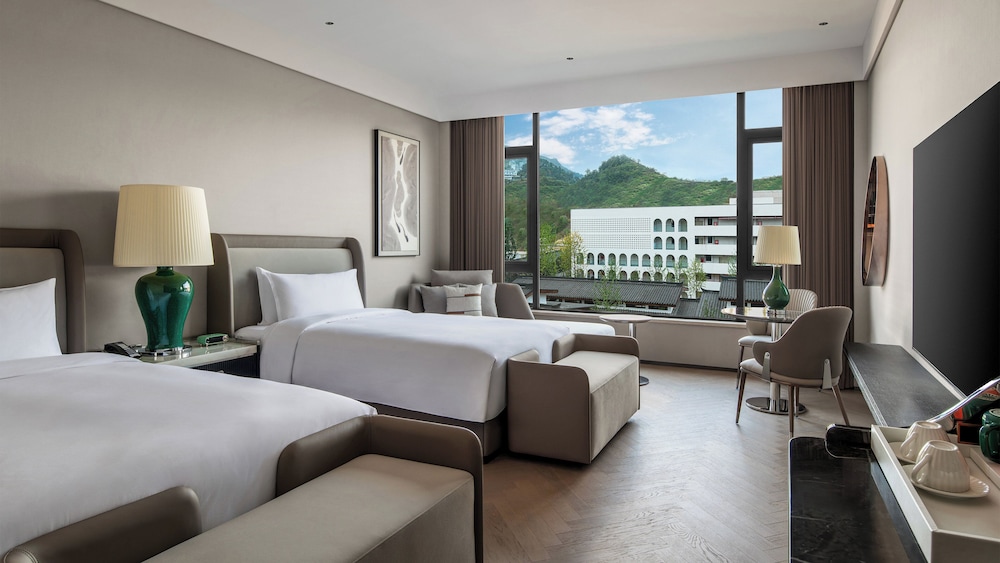 غرفة كلاسيكية بسريرين مزدوجين بإطلالة على الحديقة، Intercontinental Maotai Town by IHG 2/4