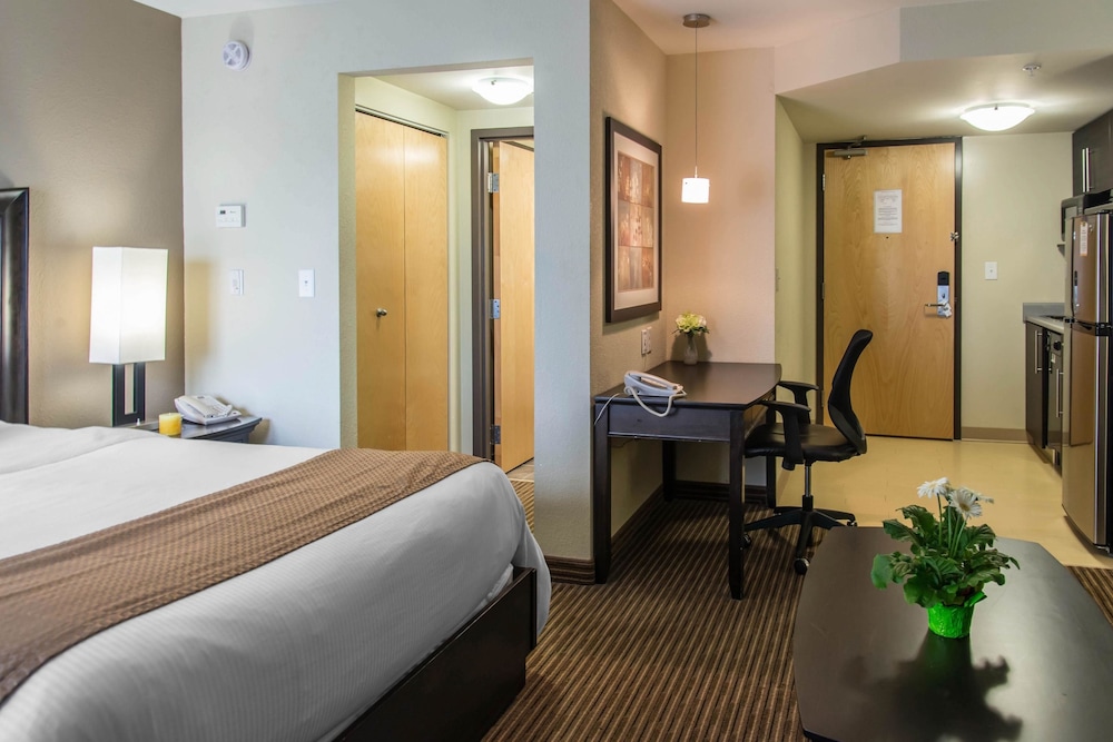 MainStay Suites Winnipeg Airport 16/39
