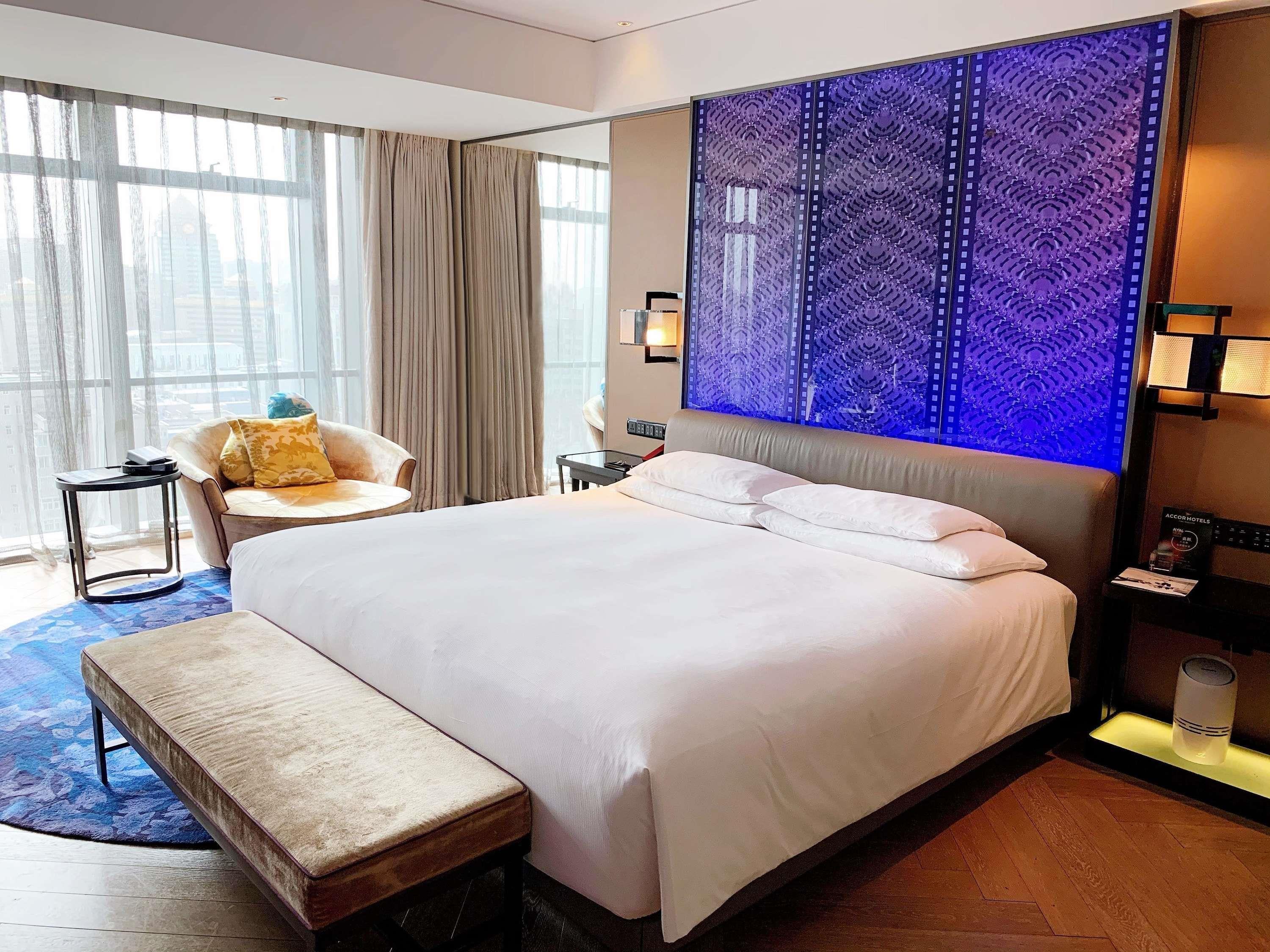 CLUB, LUXURY, KING BED