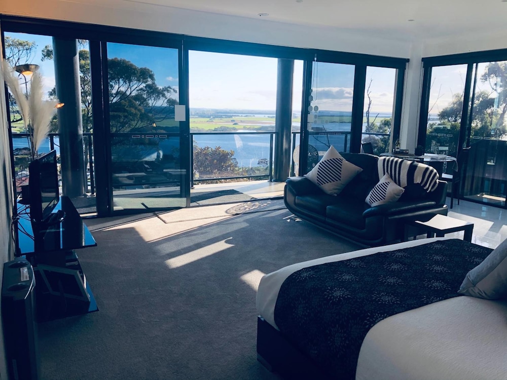 SHEER PLEASURE ACCOMMODATION 29/50