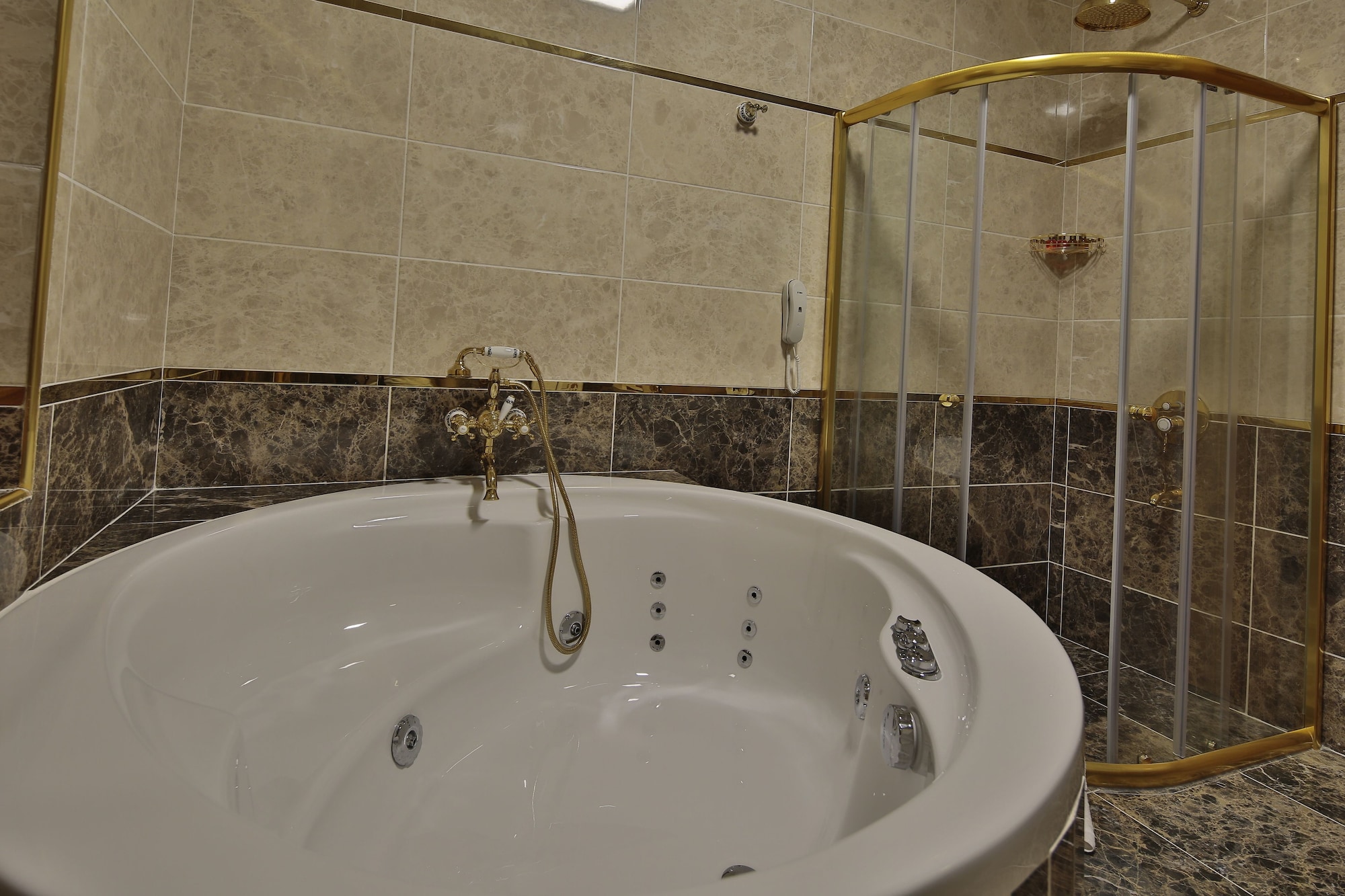 SUITE, KING BED