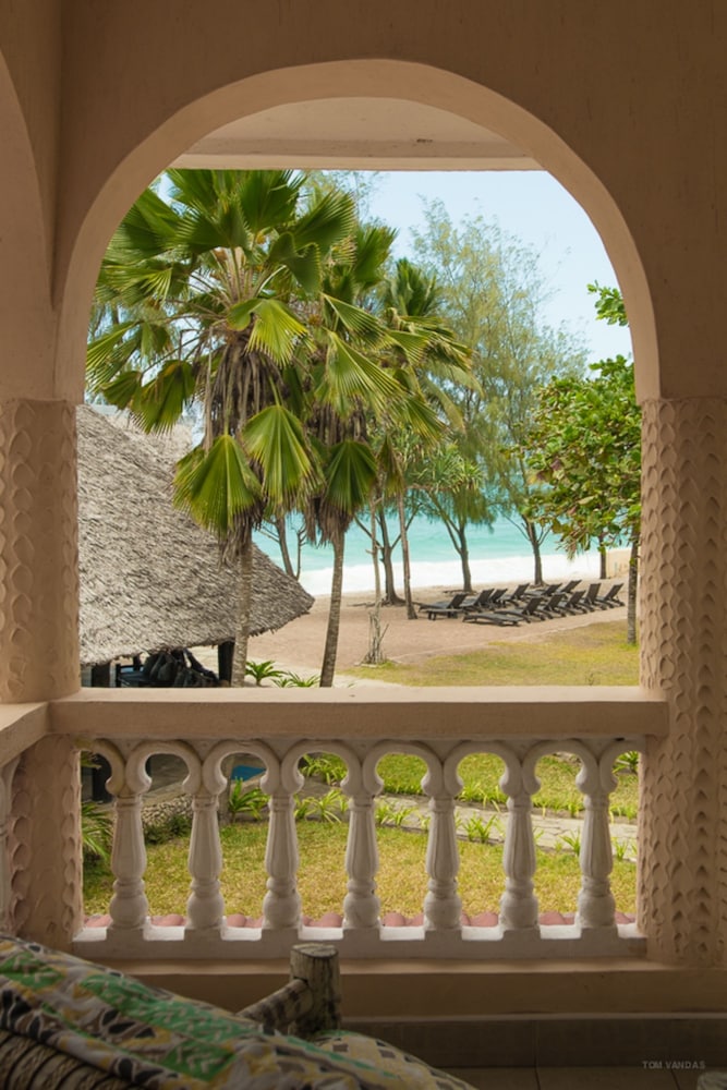 Bahari Dhow Beach Villas 8/61