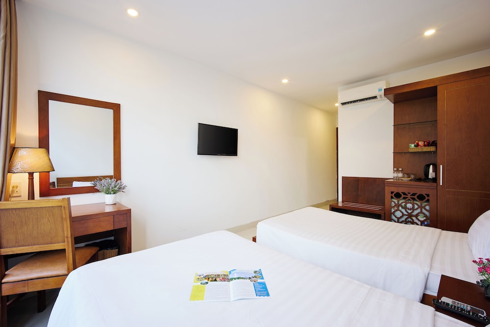 Golden Light Hotel 30/51