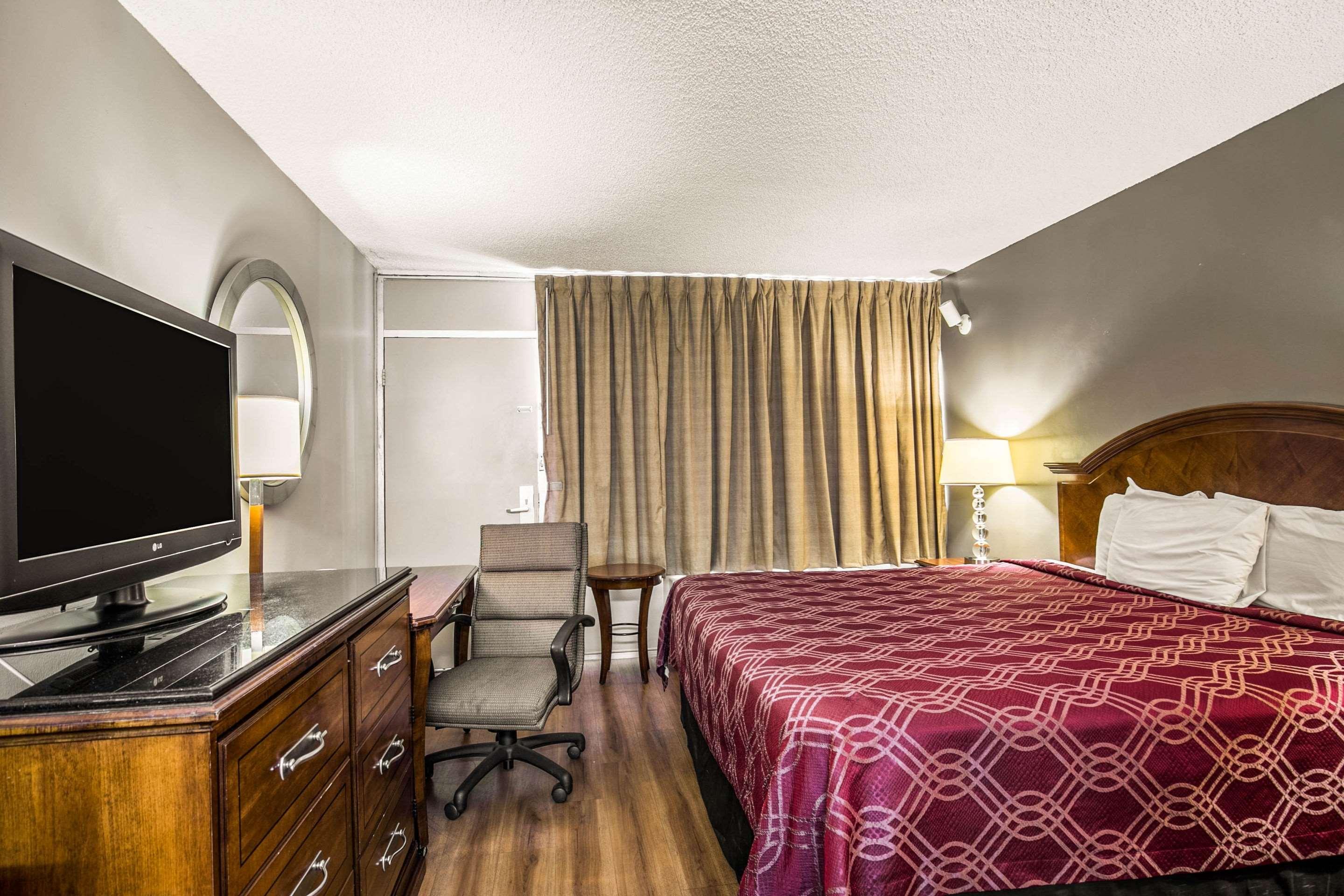 ROOM, KING BED, SMOKING