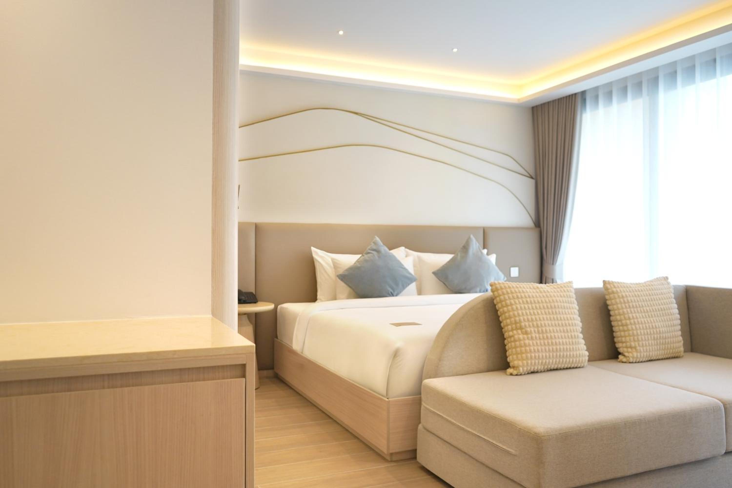 Pool, Plus, Deluxe, King Bed