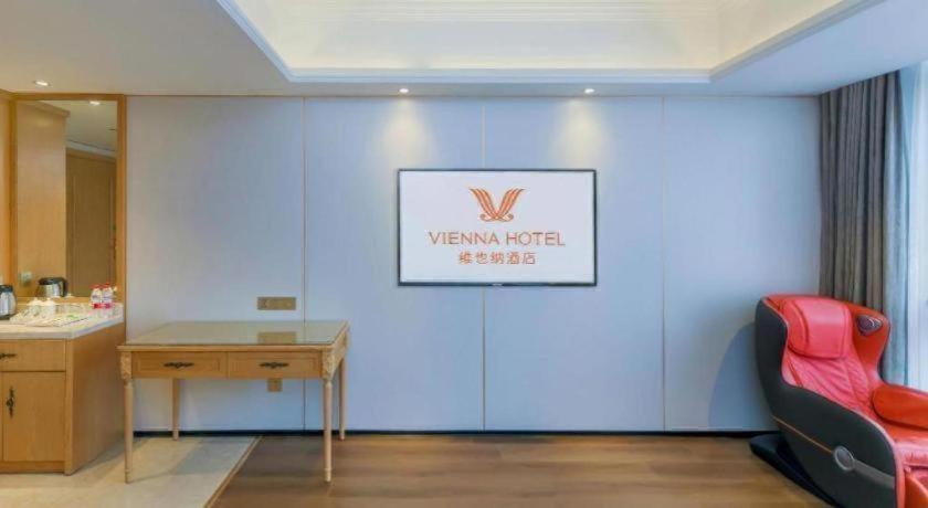 Vienna Hotel (Chongqing Yangjiaping Pedestrian Street Light Rail Station) 18/50