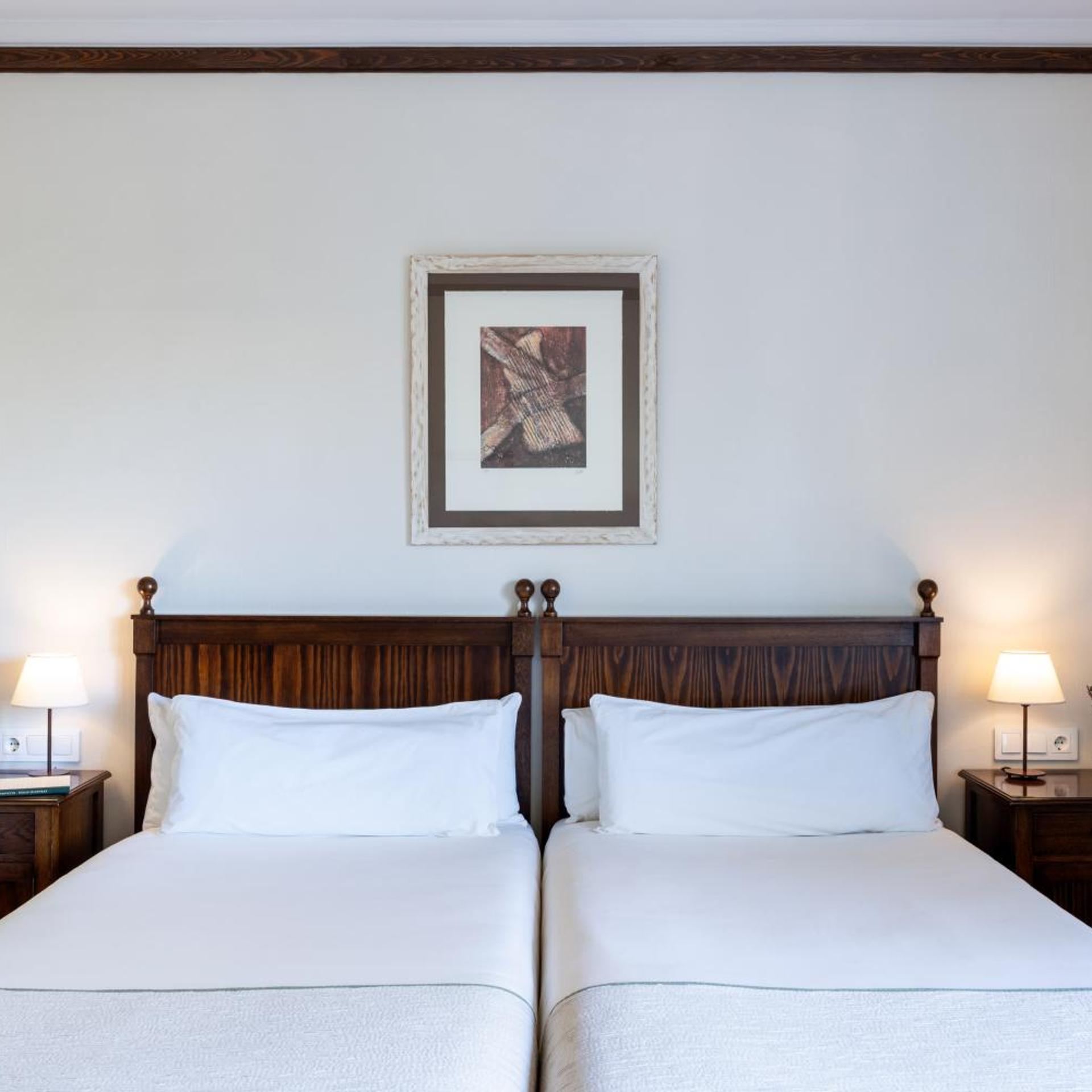 غرفة بسريرين منفصلين