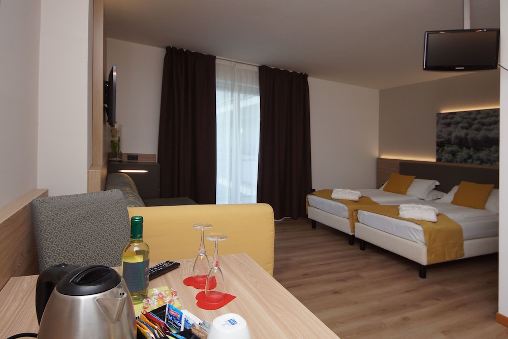 Hotel Ambassador Suite 29/73