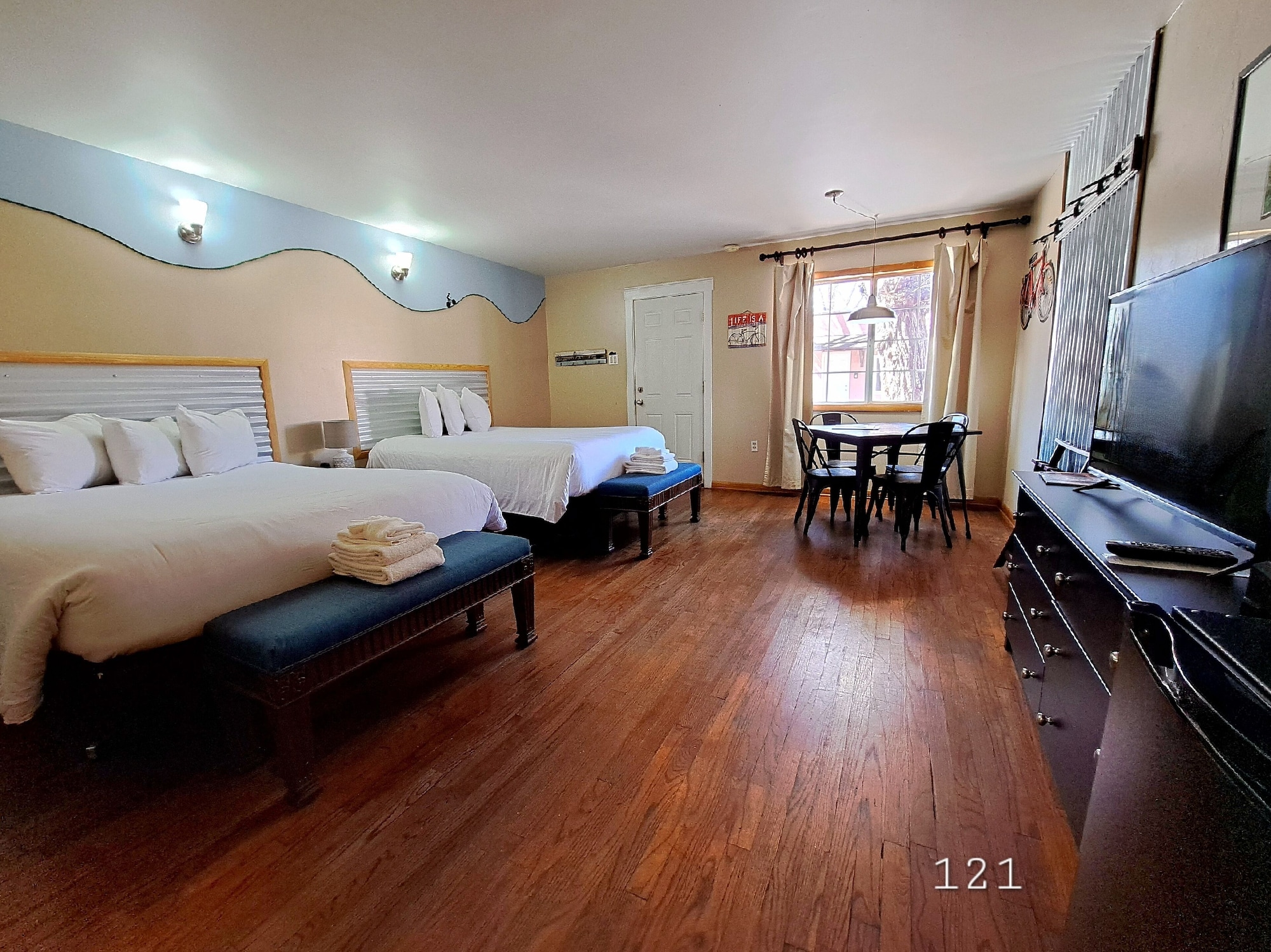 BASIC, 2 QUEEN BEDS