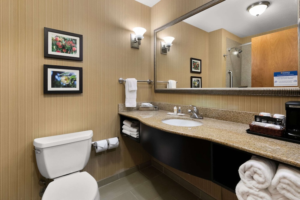 جناح، Comfort Suites Commerce 5/5