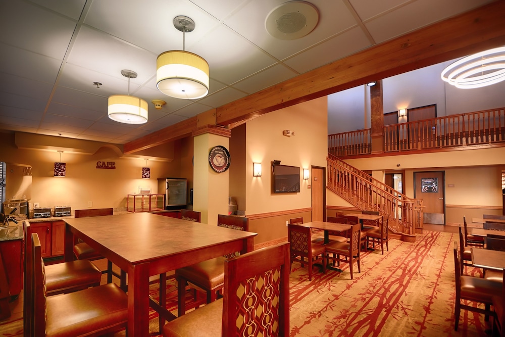 Baymont by Wyndham Brooklyn Center 33/40