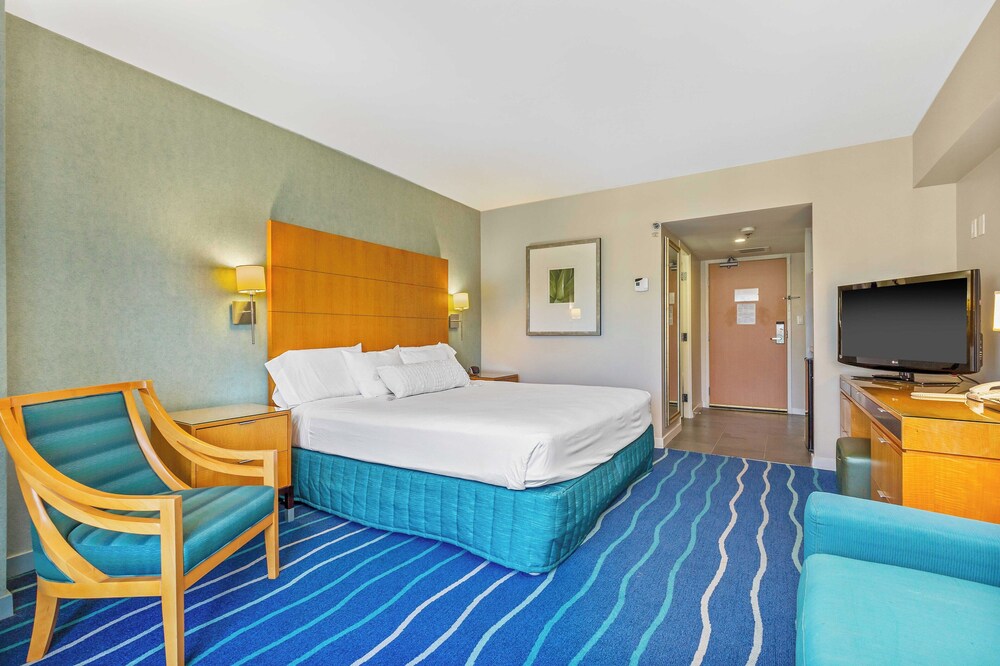 ROOM, PARTIAL OCEAN VIEW