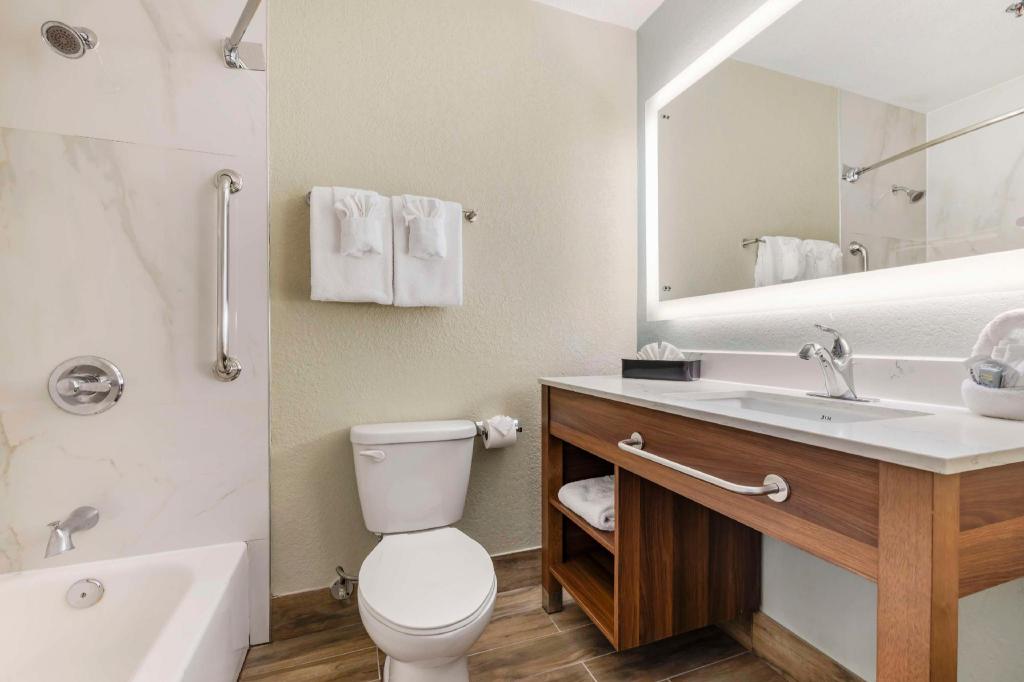 جناح بسريرين مزدوجين يُسمح فيها بالحيوانات الأليفة بمطبخ، Best Western Carlsbad by the Sea 2/2