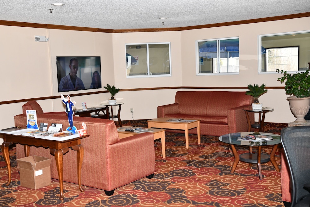 Days Inn & Suites by Wyndham Kaukauna WI 43/58