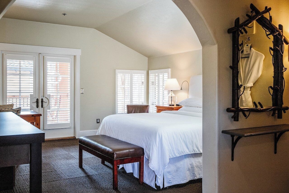 Suite, King and Queen Bed, 2 Beds