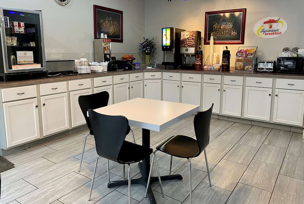 Super 8 by Wyndham Bloomington University Area 30/41