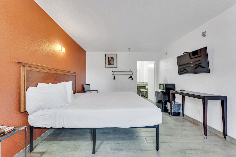 STANDARD, KING BED, ACCESSIBLE
