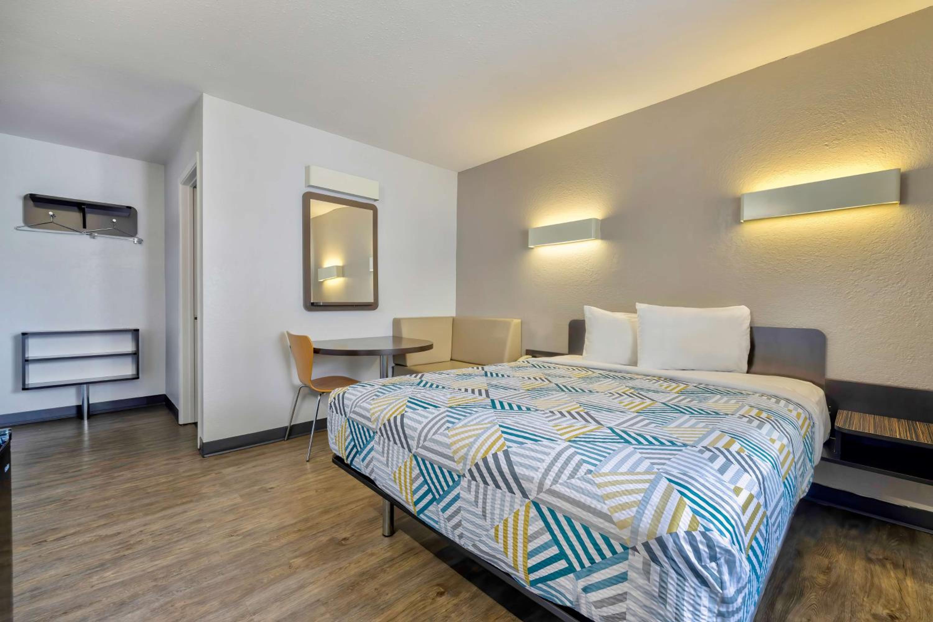 غرفة بسرير كوين لذوي الإعاقة لغير المدخنين، Motel6 Oshkosh, WI 2/10