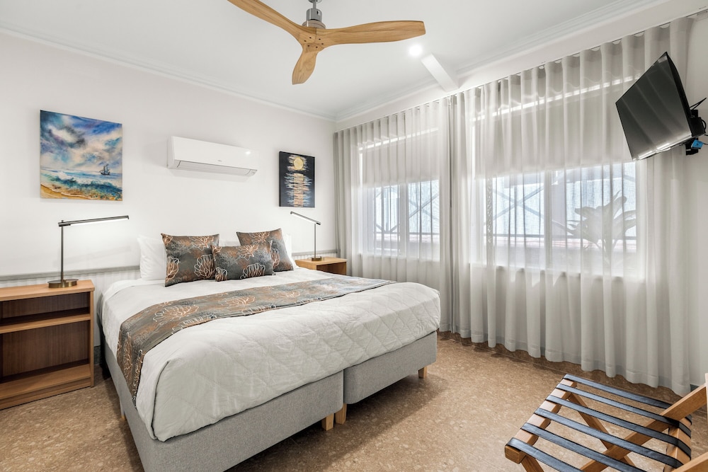 2 Bedrooms, Suite, Murphy and Twin Beds, Queen Bed