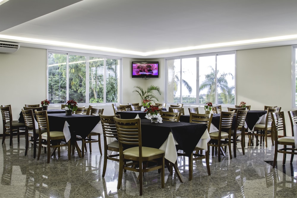 Colonial Plaza Hotel 50/68