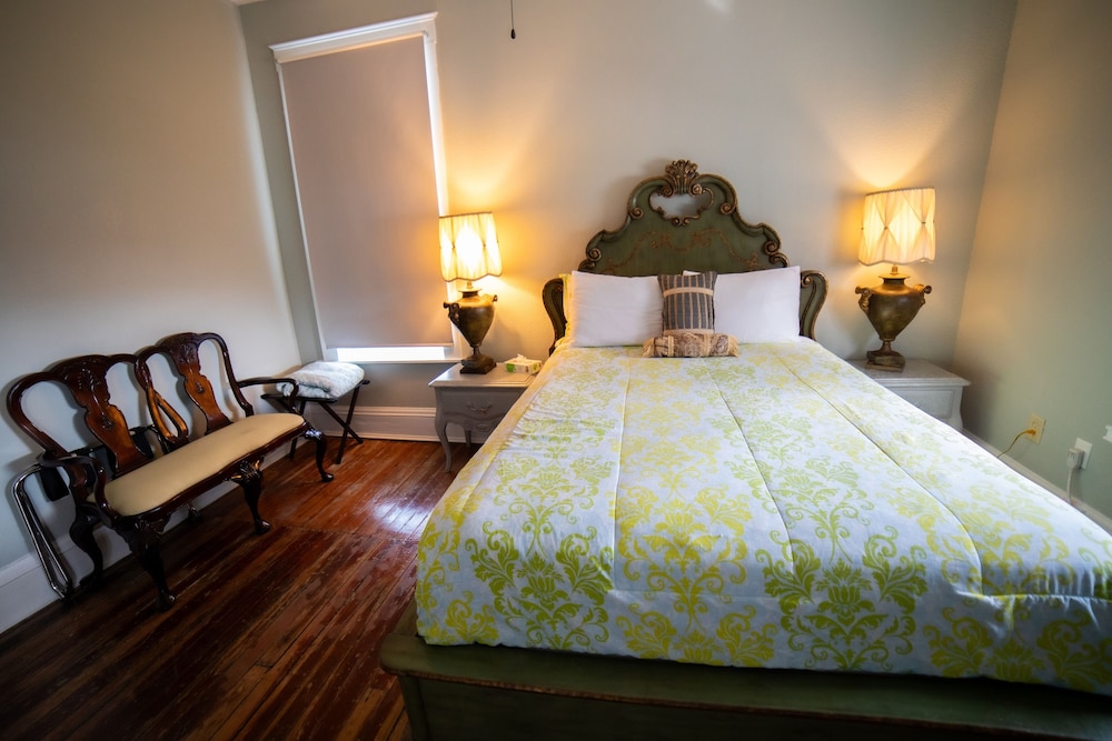 Style, French, Queen Bed, Oak Tree Hotel 2/6