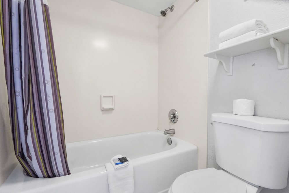 1 Bedroom, Suite, King Bed, La Quinta Inn by Wyndham Costa Mesa / Newport Beach 4/10