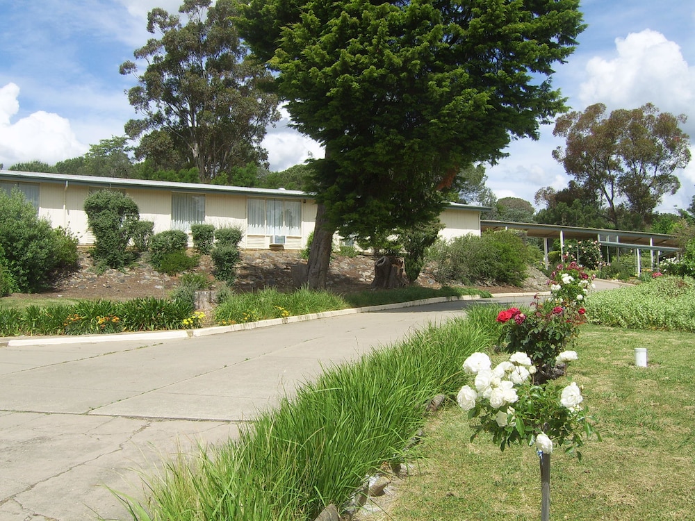 Garden Motor Inn 68/71