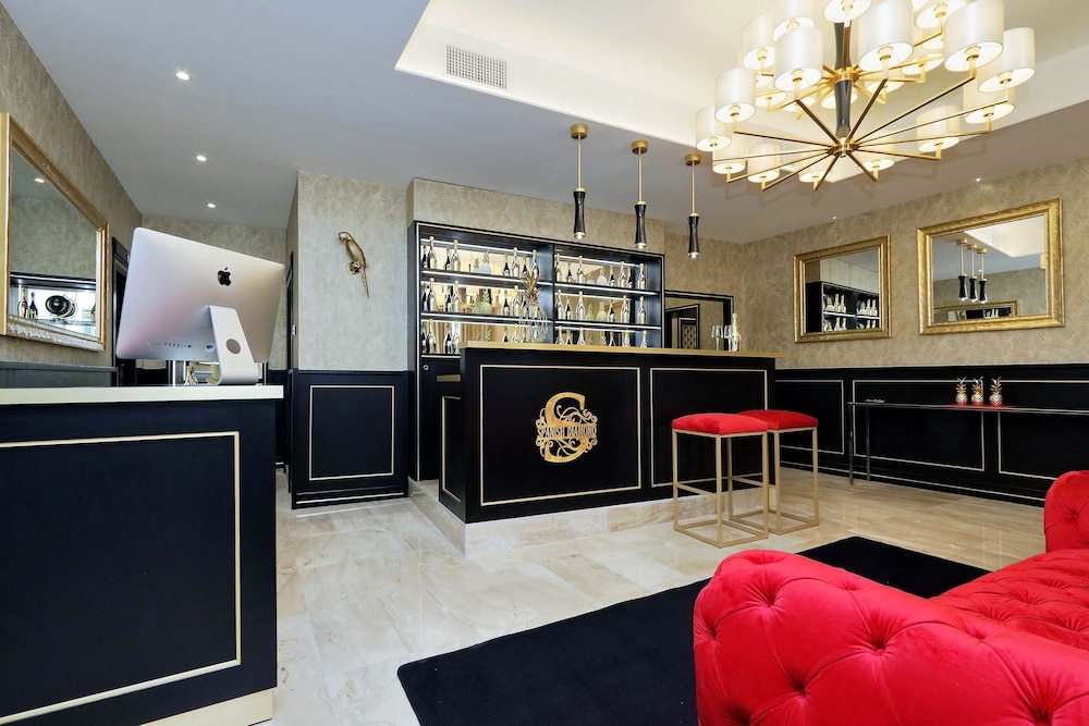 Spanish Diamond Luxury Suites & Jacuzzi 4/39