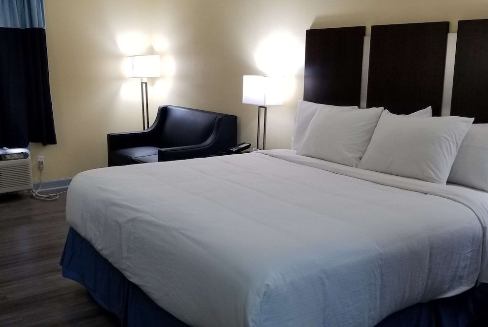 Days Inn by Wyndham Muscle Shoals 10/32
