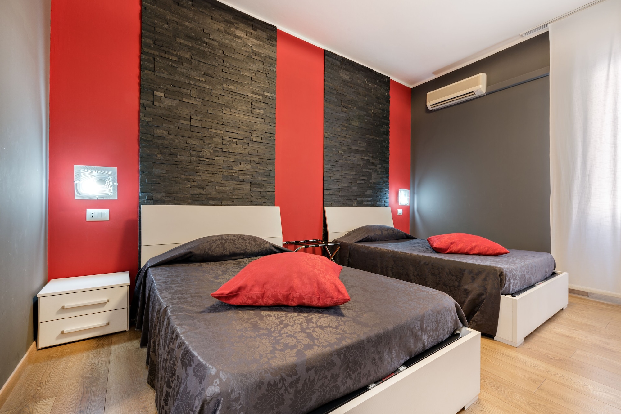 ROOM, TWIN BEDS