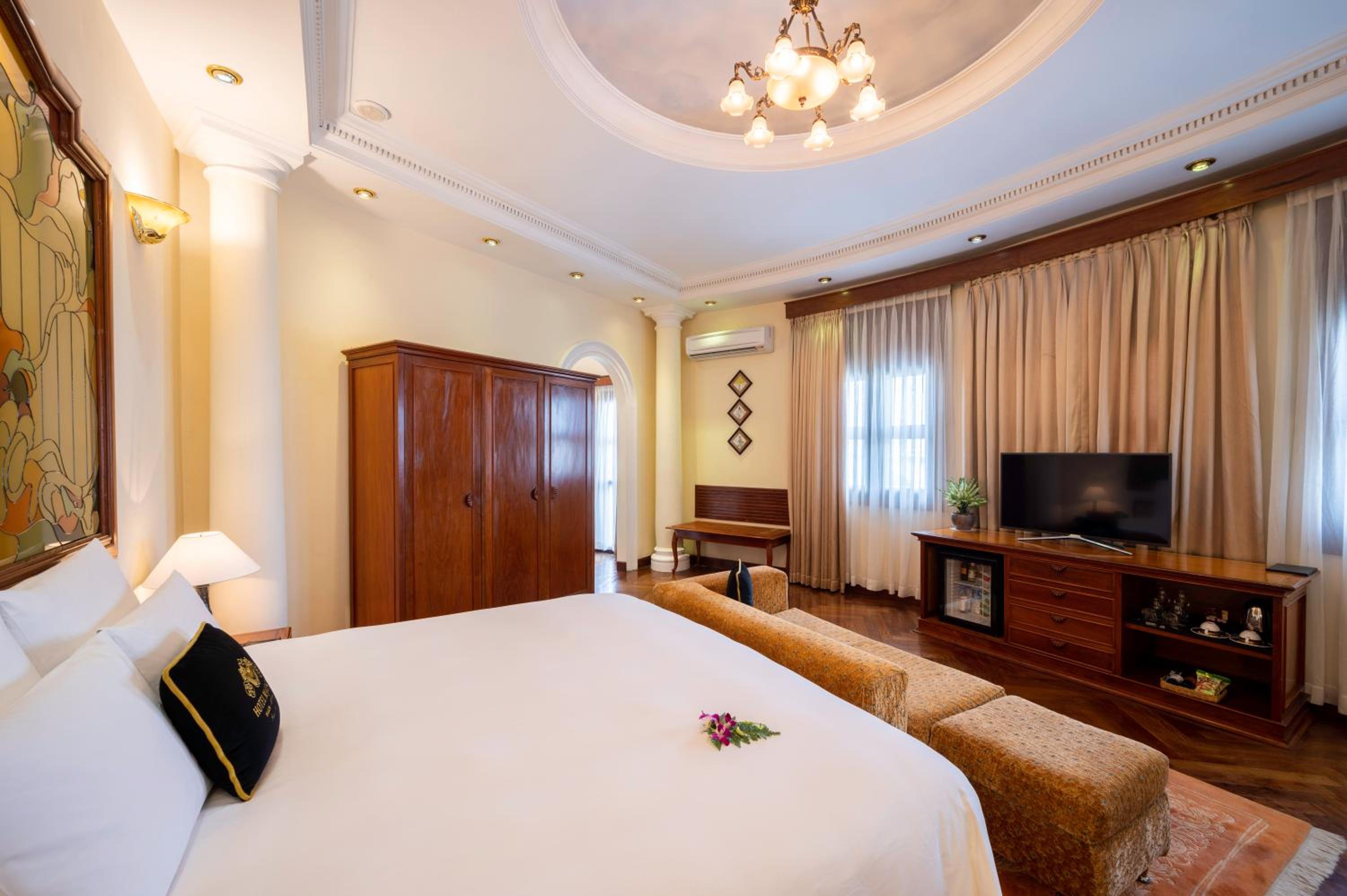 Majestic, Colonial, Suite