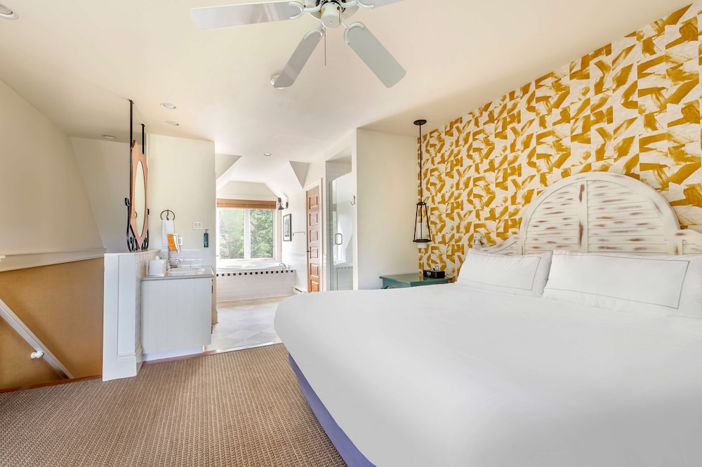 1 BEDROOM, SUITE, KING BED, 2 BATHROOMS, TERRACE