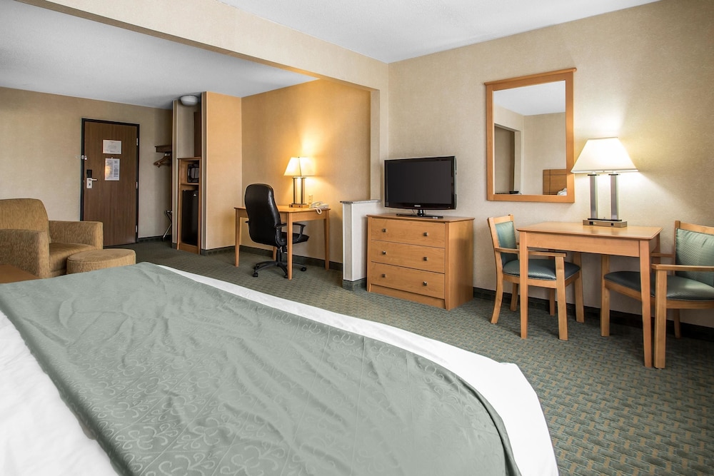 Quality Inn Dubuque On Hwy 20 12/38
