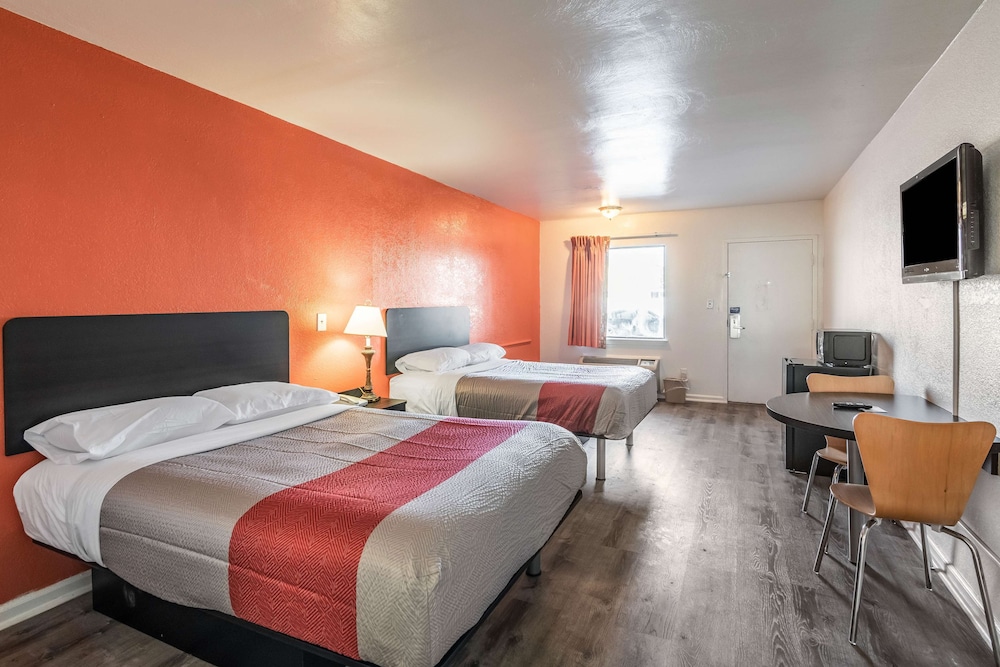 Motel6 Portsmouth, VA 24/57