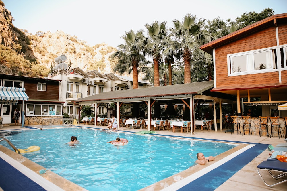 Canada Hotel & Bungalows 45/50