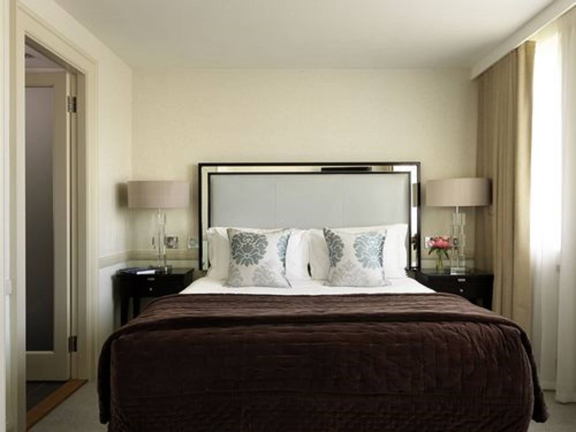 STUDIO, SUITE, KING BED