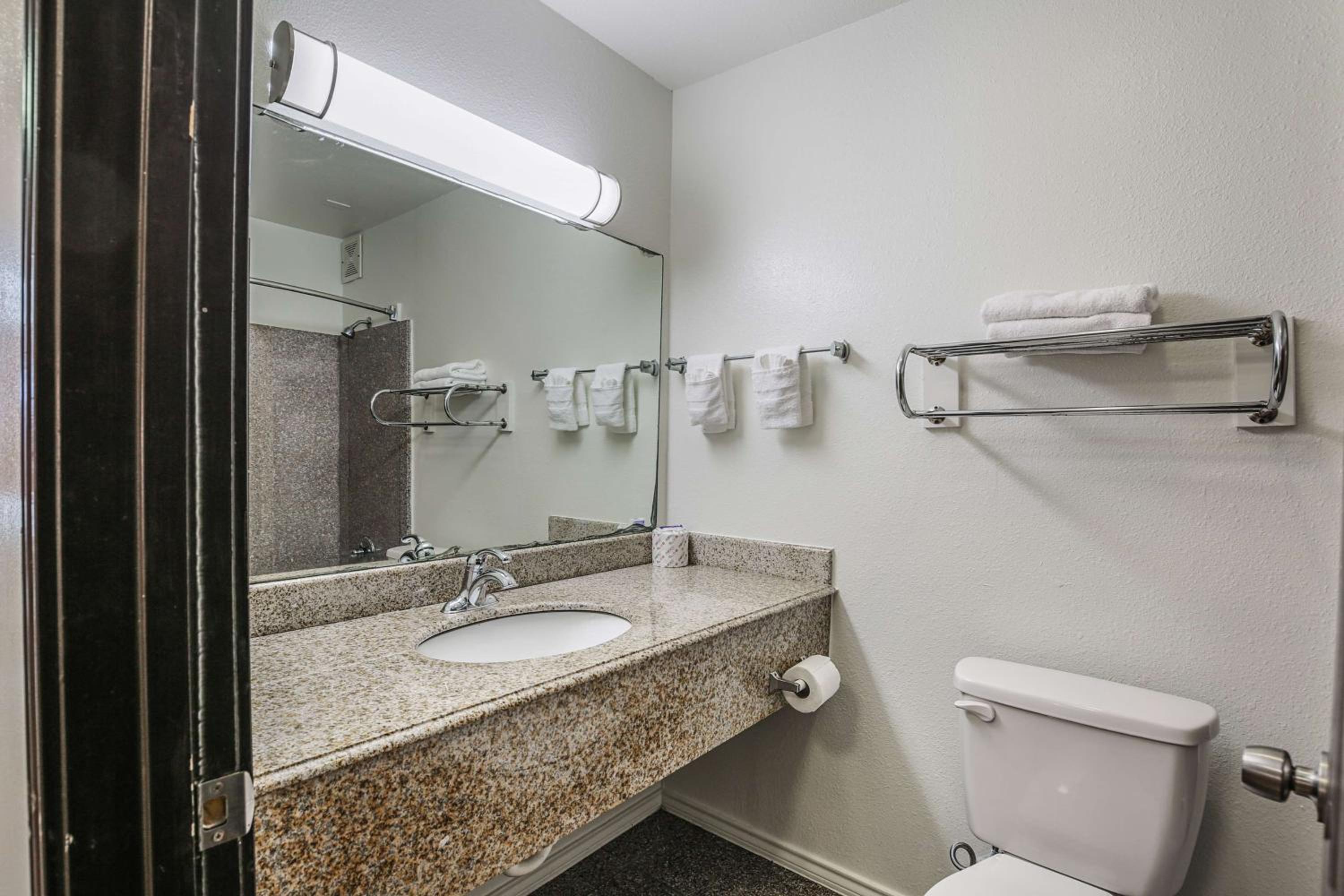 2 Queen Beds - Non-Smoking, Motel6 Pasadena, TX 9/10