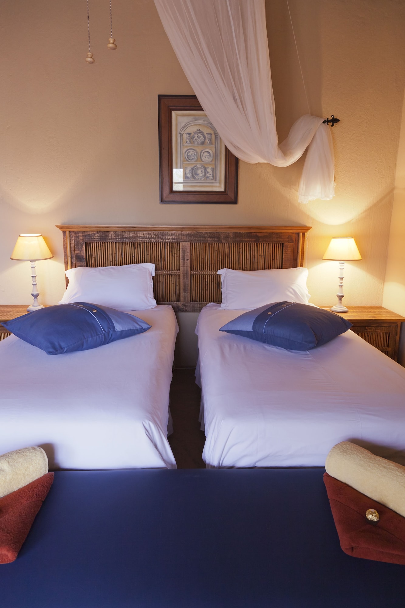 SUITE, TWIN BEDS