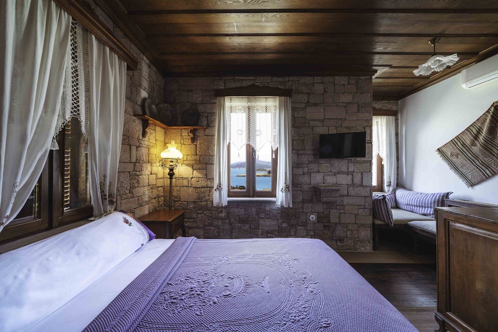 DELUXE, DOUBLE BED
