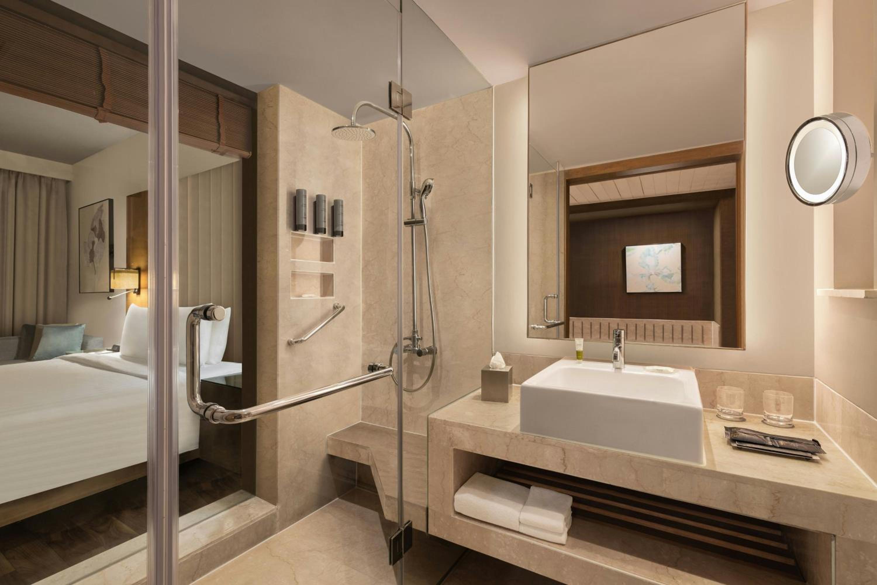 غرفة بسريرين منفصلين، Courtyard By Marriott Gurugram Downtown 10/11