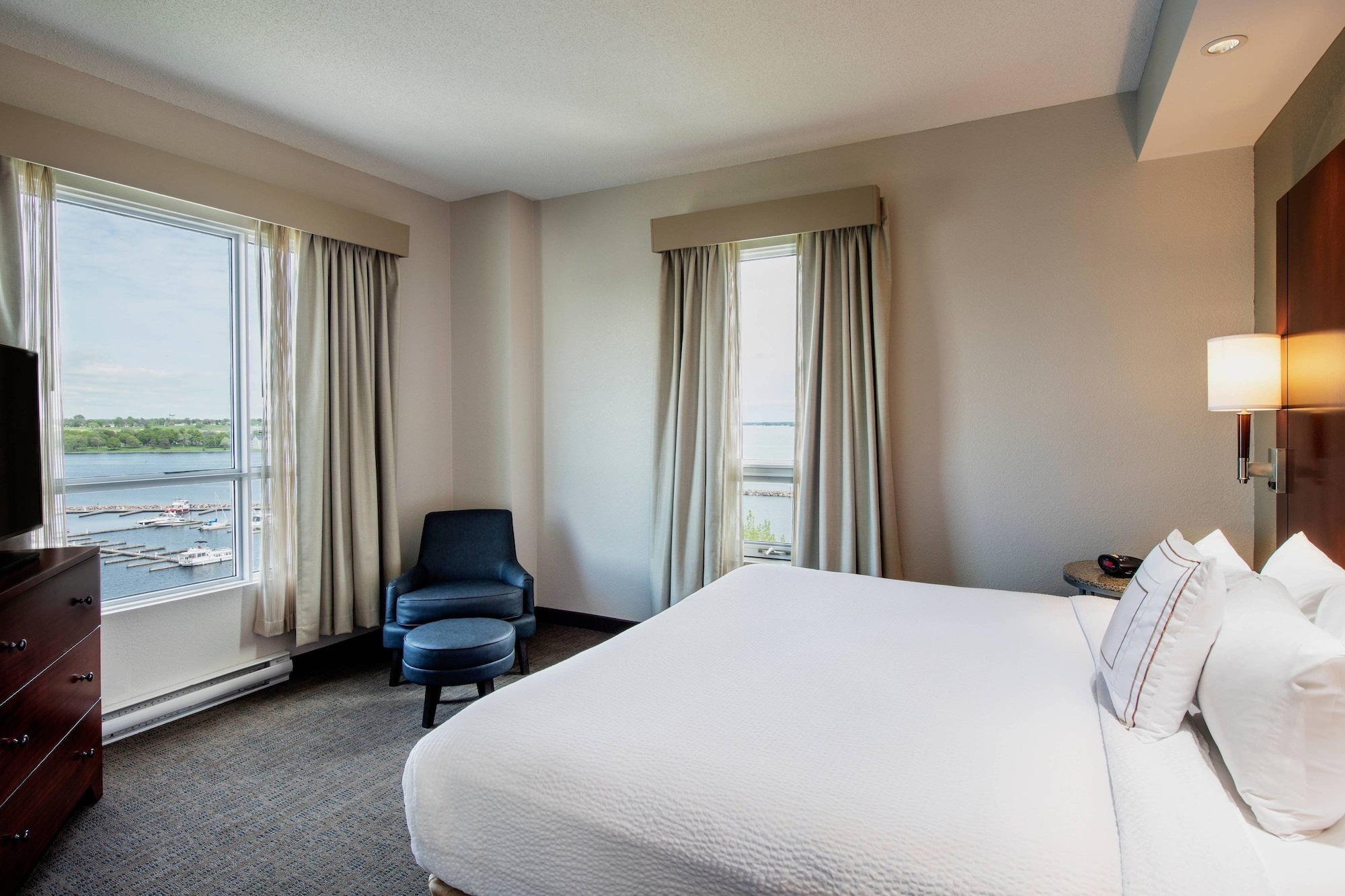 1 Bedroom, Suite, King Bed, City View, Sofa
