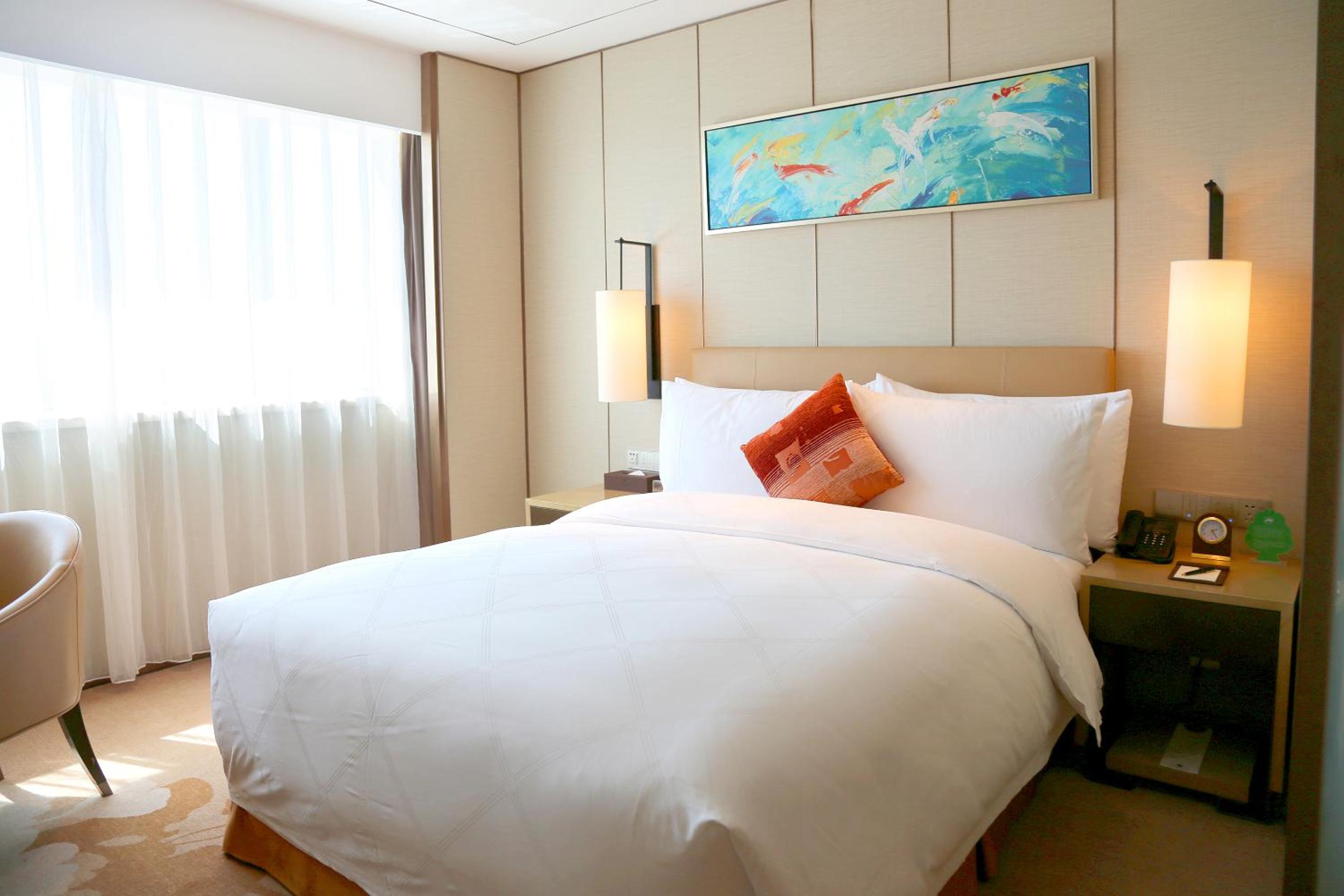 DELUXE, KING BED