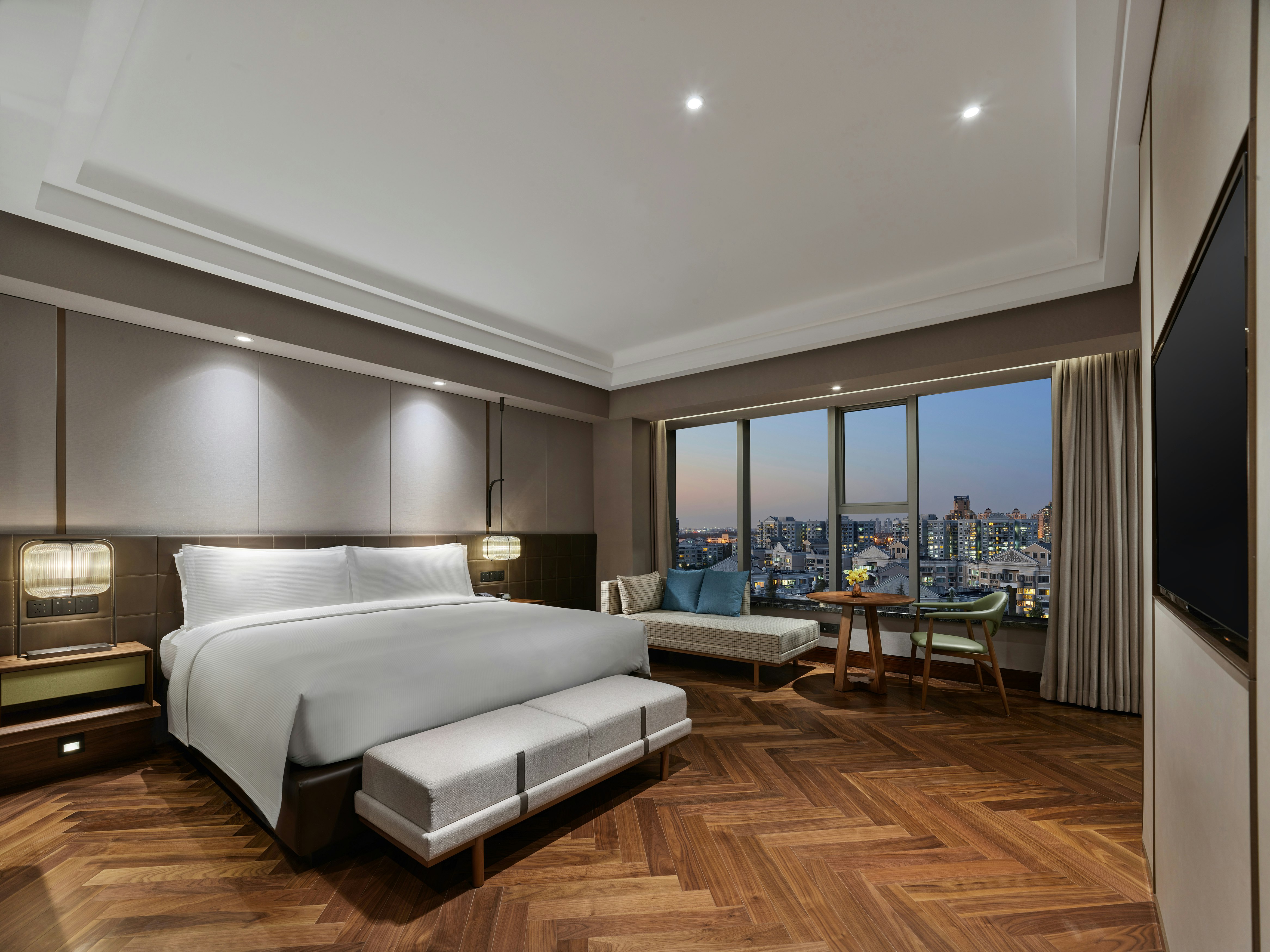 PREMIER, KING BED