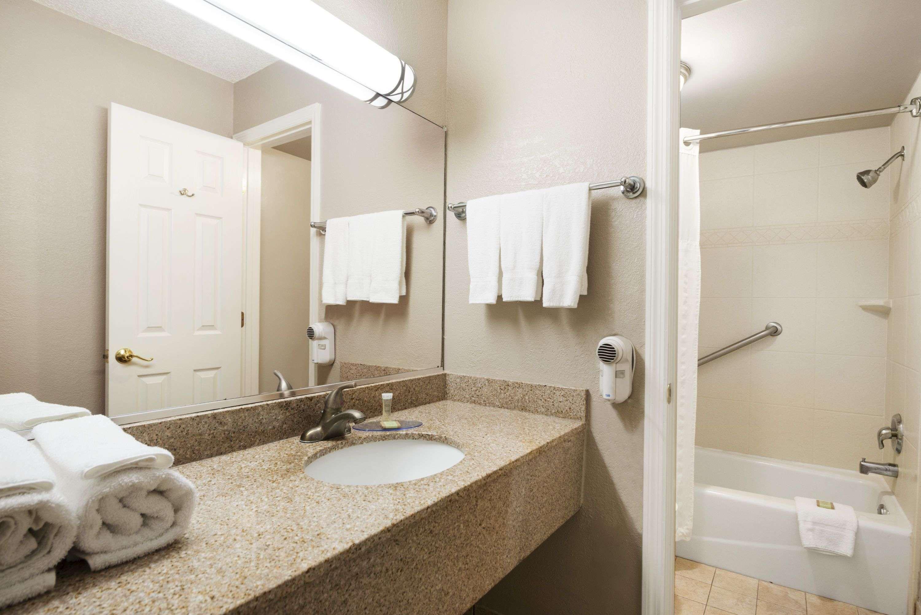 Super 8 by Wyndham Ormond Beach 30/31