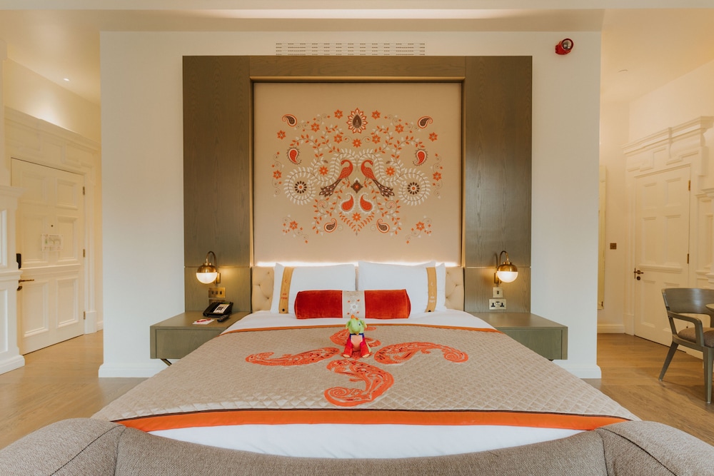 THE LALIT LONDON 26/72