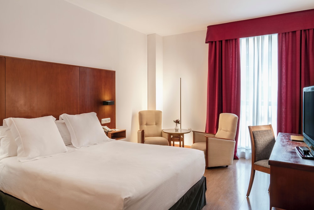 ROOM, QUEEN BED