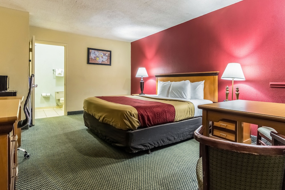 Econo Lodge Whiteville, NC 14/25