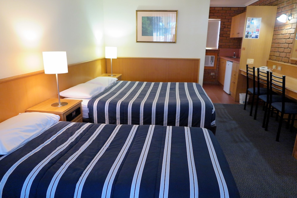 SUMMERHILL MOTOR INN 29/70